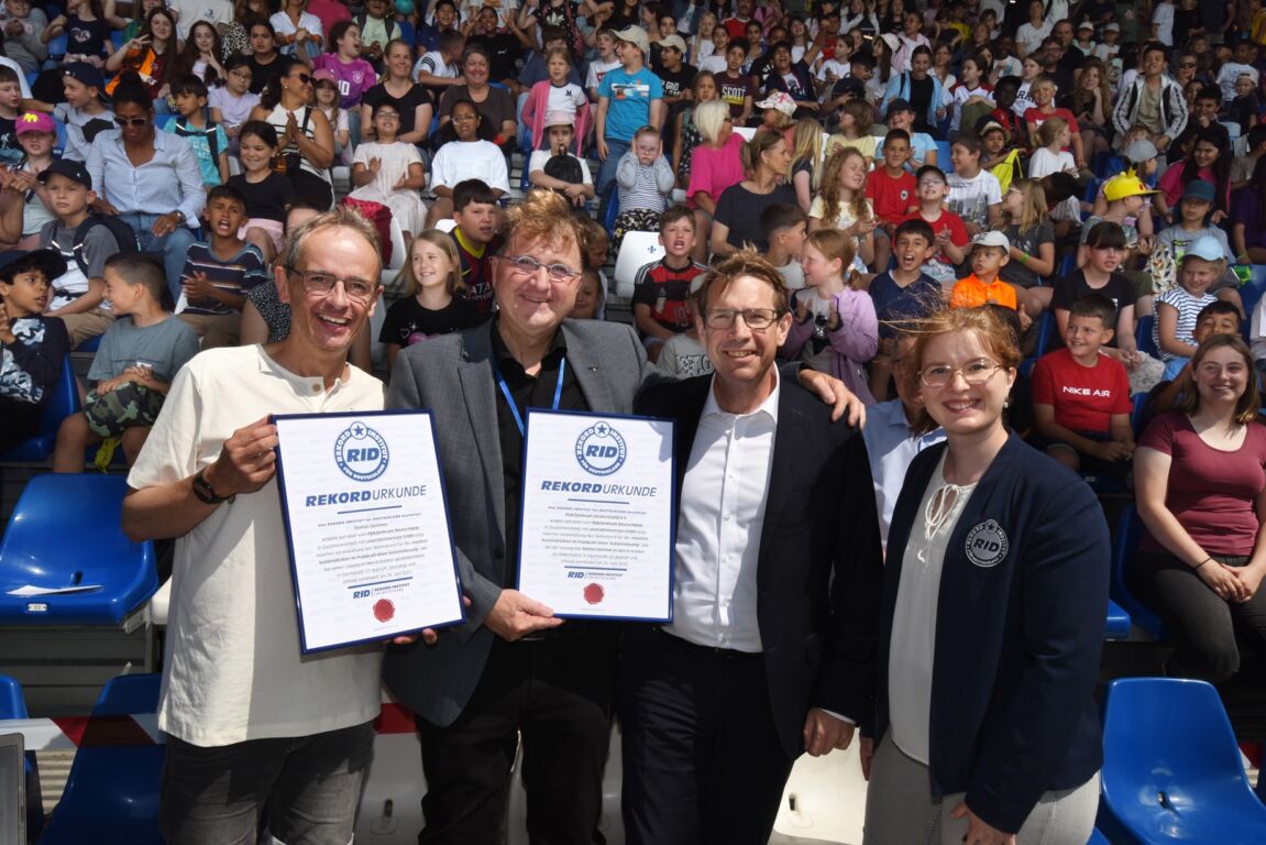 V.l.n.r. PEN-Mitglied Stefan Gemmel, der PEN-Generalsekretär Michael Landgraf, der Darmstädter Oberbürgermeister Hanno Benz, RID-Rekordrichterin Laura Kuckenbecker